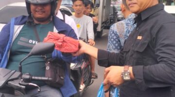 Ketua Syaiful Marpaung Pimpin Langsung Giat Jumat Berkah DPC GRIB Jaya Medan -PAC GRIB Jaya Medan Petisah, 500 Nasi Kotak Dibagikan di Depan Masjid Al Hasanah Medan
