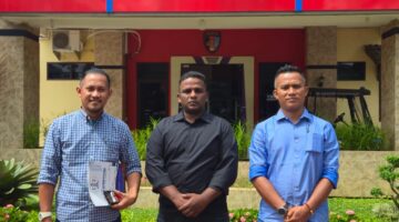 Medan, 25 Juni 2026 — Harapan untuk memperoleh keadilan membawa korban dugaan pelanggaran prosedur penanganan perkara yang terjadi di Polsek Medan Baru bersama Tim Penasehat hukumnya memenuhi panggilan pemeriksaan Bidang Profesi dan Pengamanan (Propam) Polda Sumatera Utara. Pemeriksaan tersebut berkaitan dengan laporan dugaan pelanggaran prosedur penanganan perkara yang terjadi di Polsek Medan Baru, termasuk dugaan tangkap lepas terhadap pihak yang sebelumnya telah diamankan.  Didampingi kuasa hukum, korban Dongan Nauli Siagian S.H.,M.H dan Bayu Subronto SH dari Law Office Pelita Konstitusi memberikan keterangan secara rinci mengenai kronologi peristiwa yang dialami serta proses penanganan perkara yang dinilai menimbulkan sejumlah pertanyaan. Informasi dan data yang dimiliki korban turut disampaikan kepada pemeriksa Propam sebagai bagian dari upaya mengungkap fakta yang sebenarnya.  Penasehat hukum korban menyatakan bahwa kliennya datang dengan itikad baik untuk mendukung proses pemeriksaan yang sedang dilakukan Propam Polda Sumut. Menurutnya, masyarakat berhak memperoleh kepastian hukum atas setiap laporan yang disampaikan kepada aparat penegak hukum.  “Kami menghormati proses pemeriksaan yang sedang berjalan. Namun di sisi lain, korban juga berhak mengetahui alasan dan dasar dari setiap tindakan yang dilakukan dalam penanganan perkara ini. Karena itu kami berharap Propam dapat bekerja secara objektif, profesional, dan transparan,” ujar Dongan N Siagian Penasehat hukum korban.  Laporan yang disampaikan kepada Propam berangkat dari adanya dugaan bahwa terduga pelaku yang sempat diamankan kemudian dilepaskan kembali dalam waktu yang relatif singkat. Selain itu, terdapat pula pertanyaan terkait penanganan barang bukti dan langkah-langkah penyidikan yang dilakukan setelah kejadian.  Penasehat hukum menegaskan bahwa pengaduan tersebut tidak ditujukan untuk mendiskreditkan institusi Kepolisian. Sebaliknya, laporan itu merupakan bentuk partisipasi masyarakat dalam mendorong penegakan hukum yang profesional dan akuntabel.  Menurutnya, kepercayaan publik terhadap institusi penegak hukum hanya dapat terjaga apabila setiap dugaan pelanggaran diperiksa secara terbuka dan tidak dibiarkan tanpa evaluasi.  “Akuntabilitas merupakan fondasi utama dalam menjaga kepercayaan masyarakat terhadap institusi Kepolisian. Ketika muncul dugaan tangkap lepas dalam suatu perkara, maka menjadi penting bagi pengawas internal untuk mengungkap fakta secara terang dan memberikan jawaban yang dapat dipertanggungjawabkan kepada publik,” tegasnya.  Saat ini korban dan keluarga masih menantikan hasil pemeriksaan Propam Polda Sumut. Mereka berharap proses tersebut dapat memberikan kejelasan atas berbagai pertanyaan yang muncul sekaligus memastikan bahwa prinsip keadilan dan kepastian hukum benar-benar ditegakkan. Kami meminta Kabid Propam untuk menempatkan Kapolsek Medan Baru, Kanit Reskrim dan Penyidik Bripka SR untuk di tempatkan di tempat khusus serta meminta Kapolda Sumut untuk mencopot dari jabatannya Kapolsek dan Kanit Reskrim.  “Korban tidak meminta perlakuan khusus. Korban hanya meminta agar hukum ditegakkan secara adil, profesional, dan tanpa pandang bulu, Ungkap Dongan N Siagian.